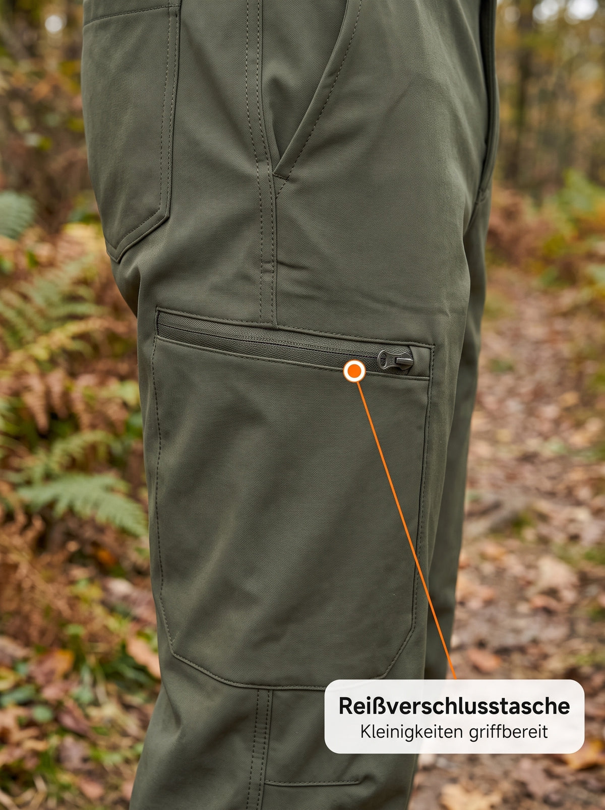 Reißverschlusstasche der Softshell-Wanderhose auf einem Waldweg