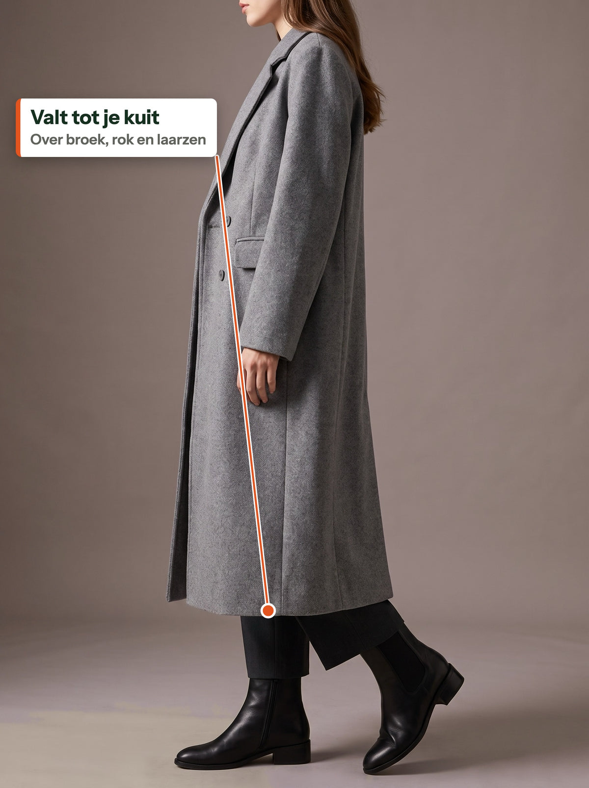 De mantel valt tot de kuit over laarzen (NL label)