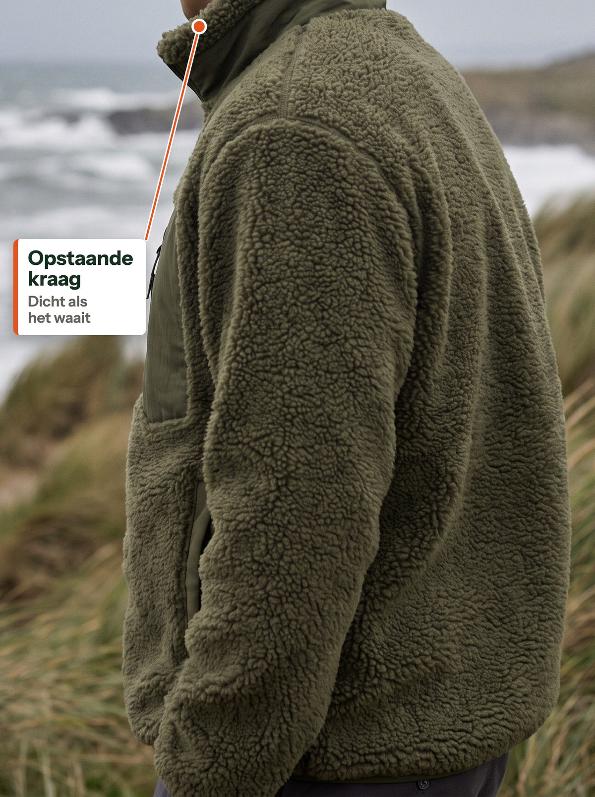 Dichtgeritste opstaande kraag van de groene teddyjas aan een winderige kust, van achteren (NL label)