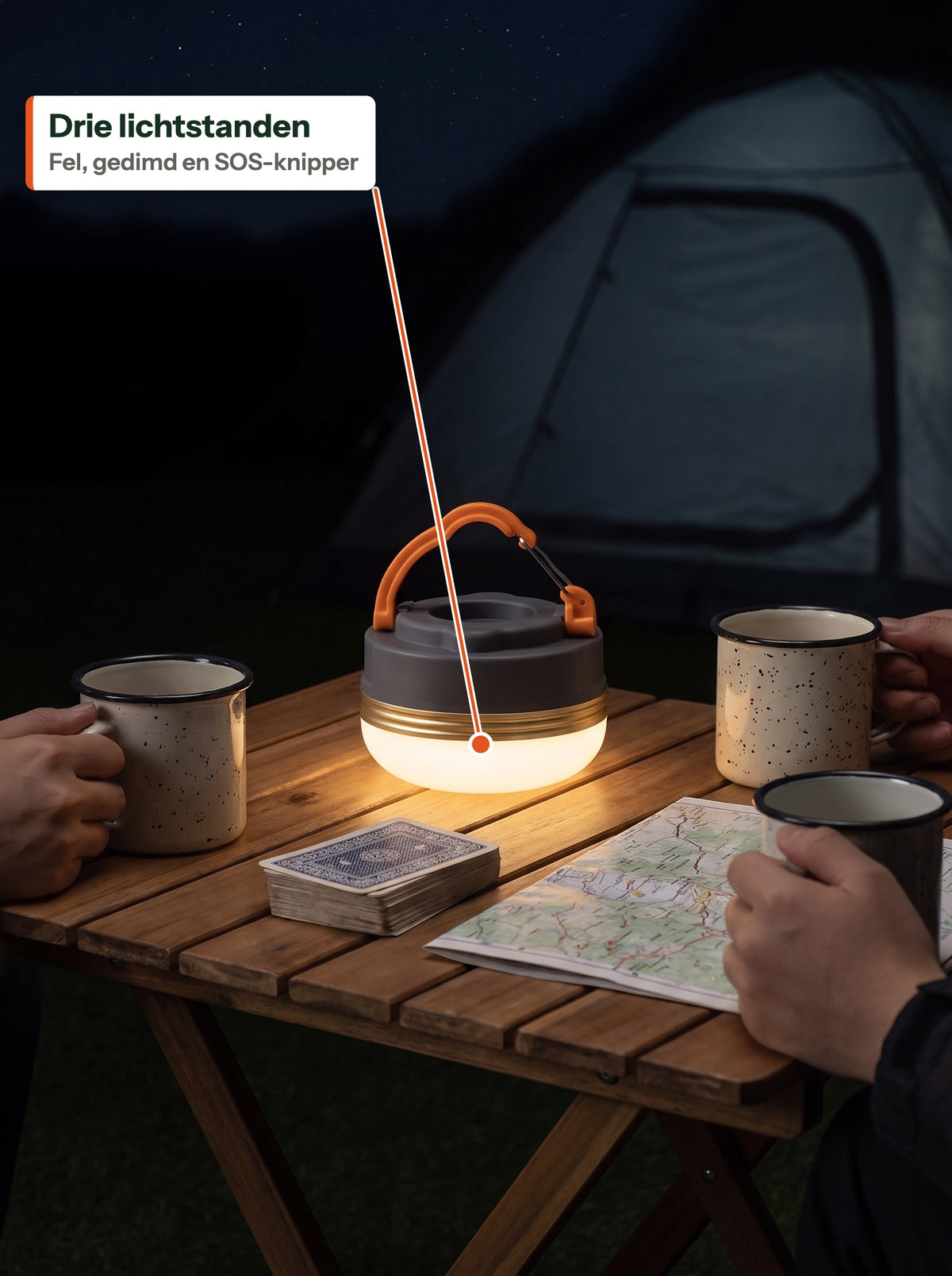Kampeerlamp gedimd op een kampeertafel in de nacht (NL label)