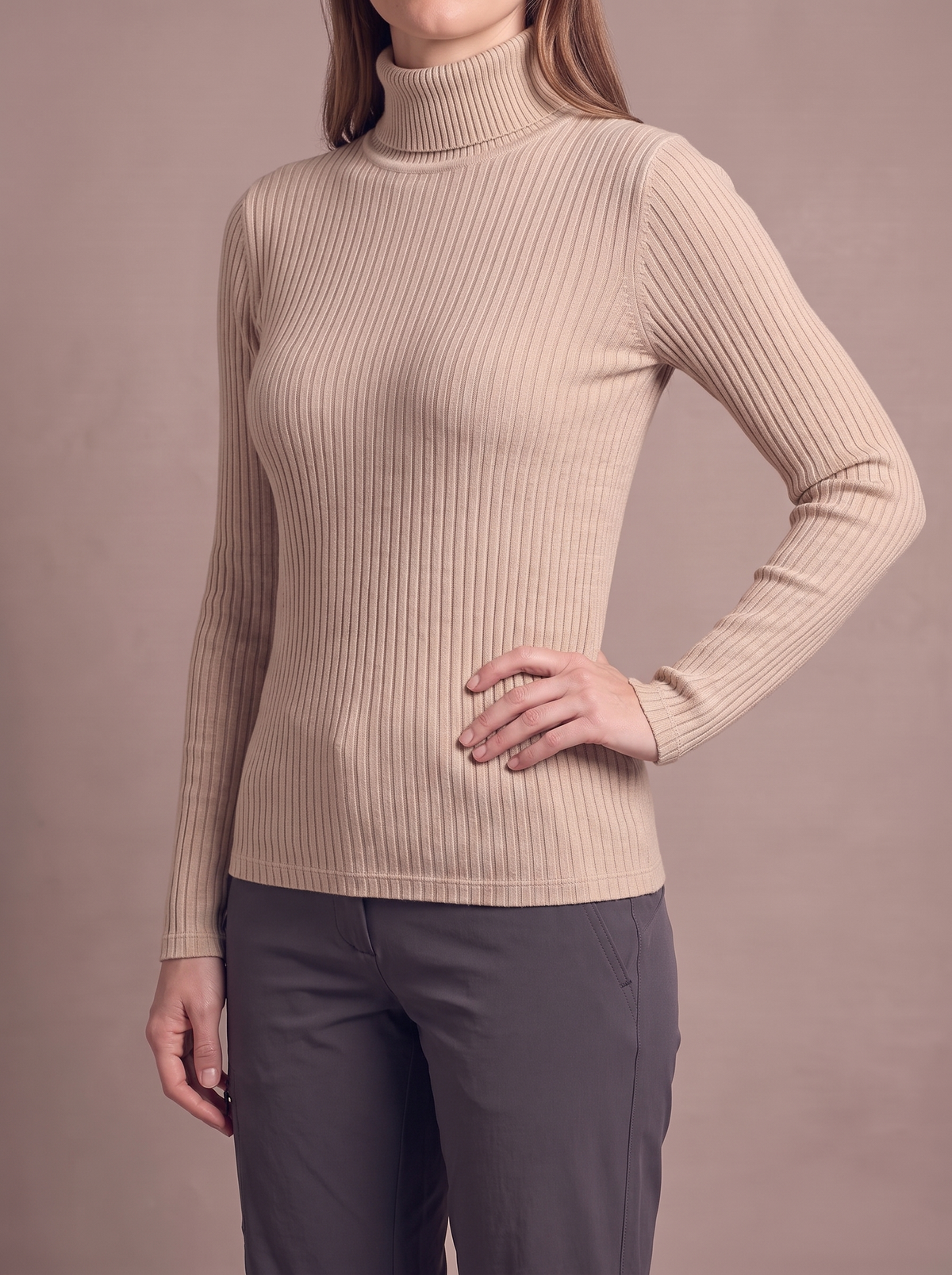 Women's beige lined roll-neck, quarter turn with hand at the hip