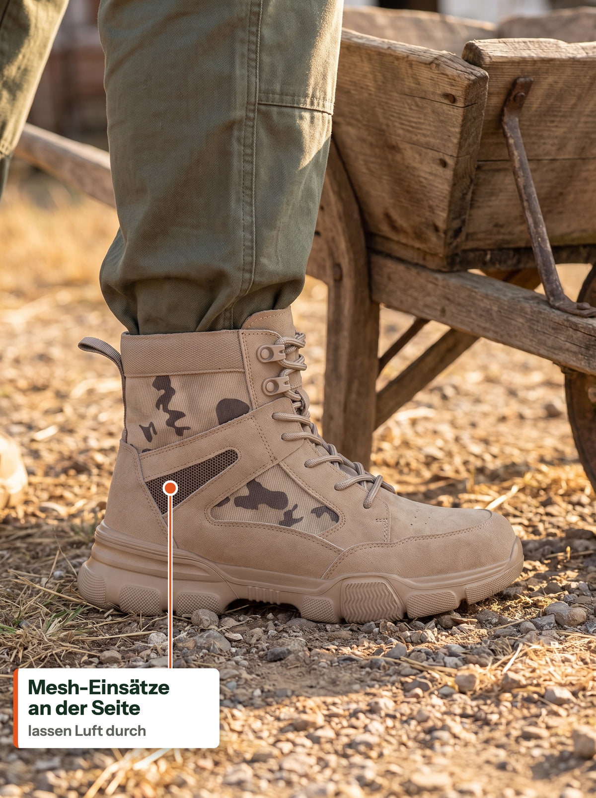 The Camo Work Boot in Sand auf einem trockenen Hof, Seitenansicht mit Mesh- und Camo-Einsätzen (DE Label)