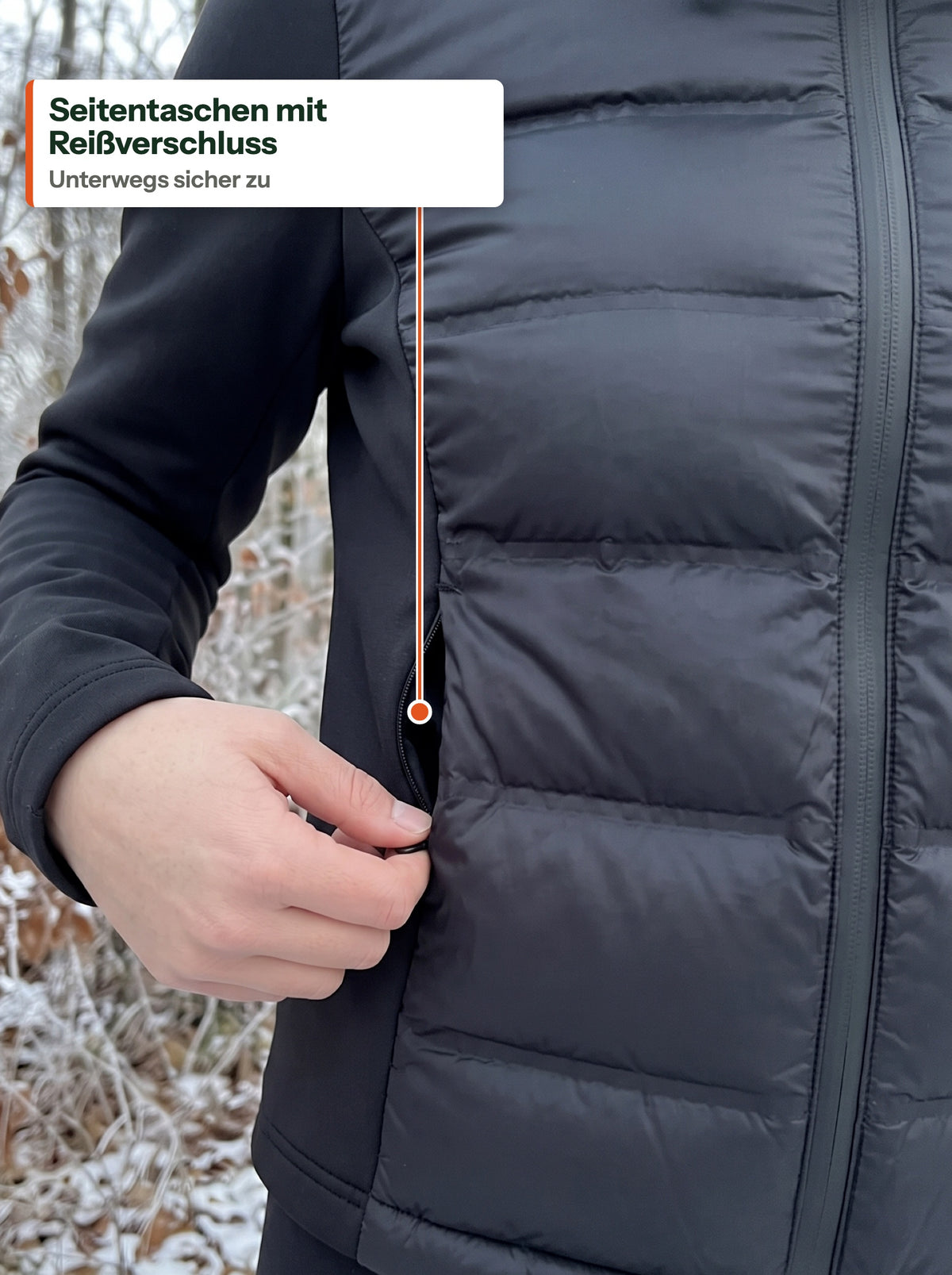 Hand öffnet die Seitentasche mit Reißverschluss (DE Label)