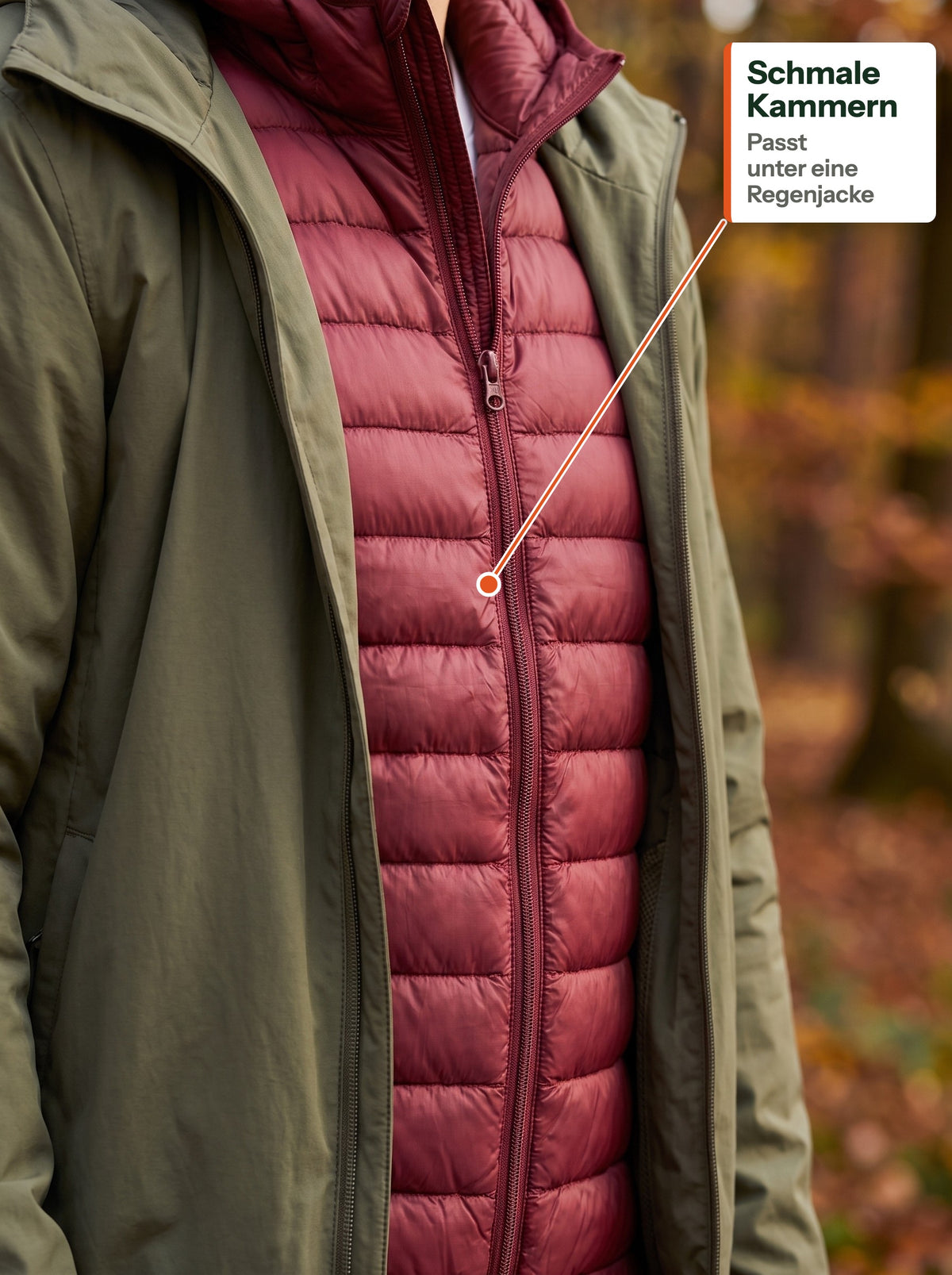 Bordeauxrote Daunenjacke unter einer offenen Regenjacke (DE label)