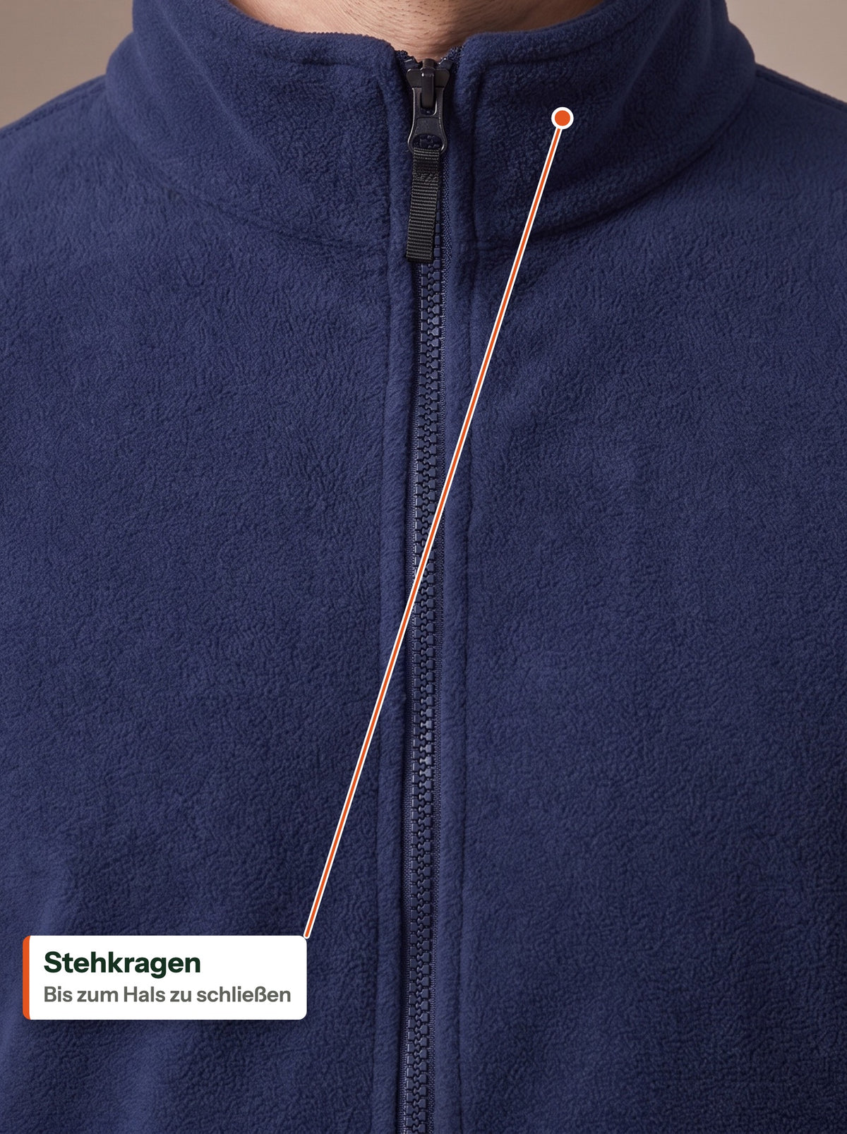 Stehkragen der navy Fleecejacke, bis zum Hals geschlossen (DE Label)