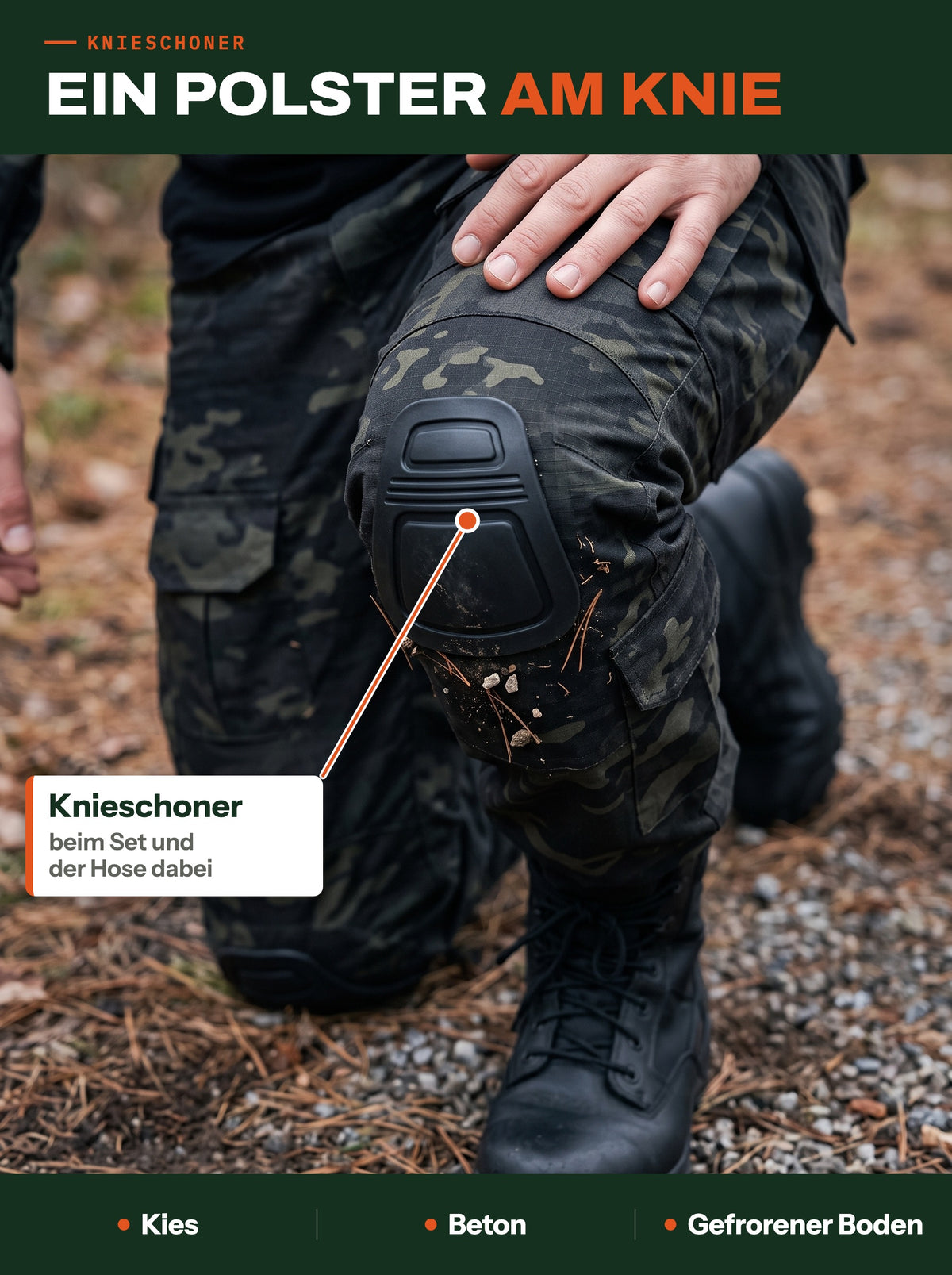 Kniend auf Waldboden: Knieschoner der Combat-Hose zwischen Knie und Boden