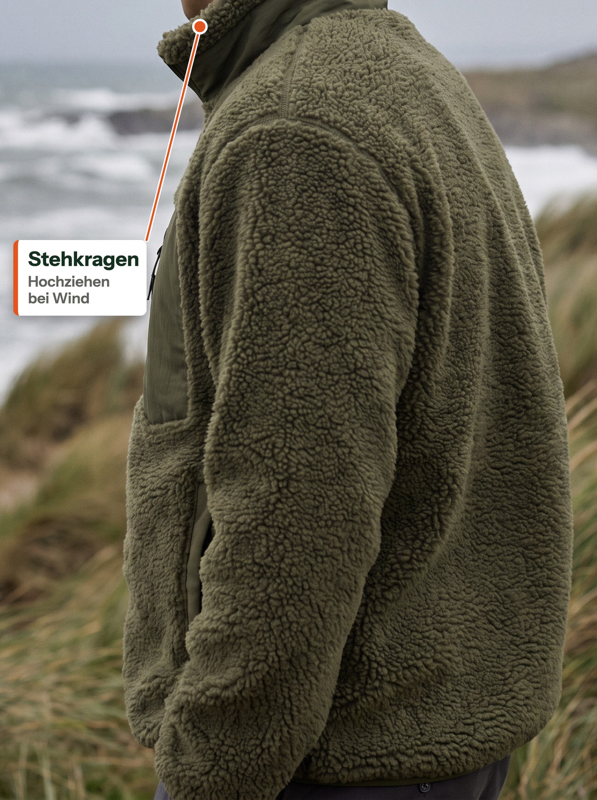 Hochgezogener Stehkragen der grünen Teddyjacke an einer windigen Küste, von hinten (DE label)