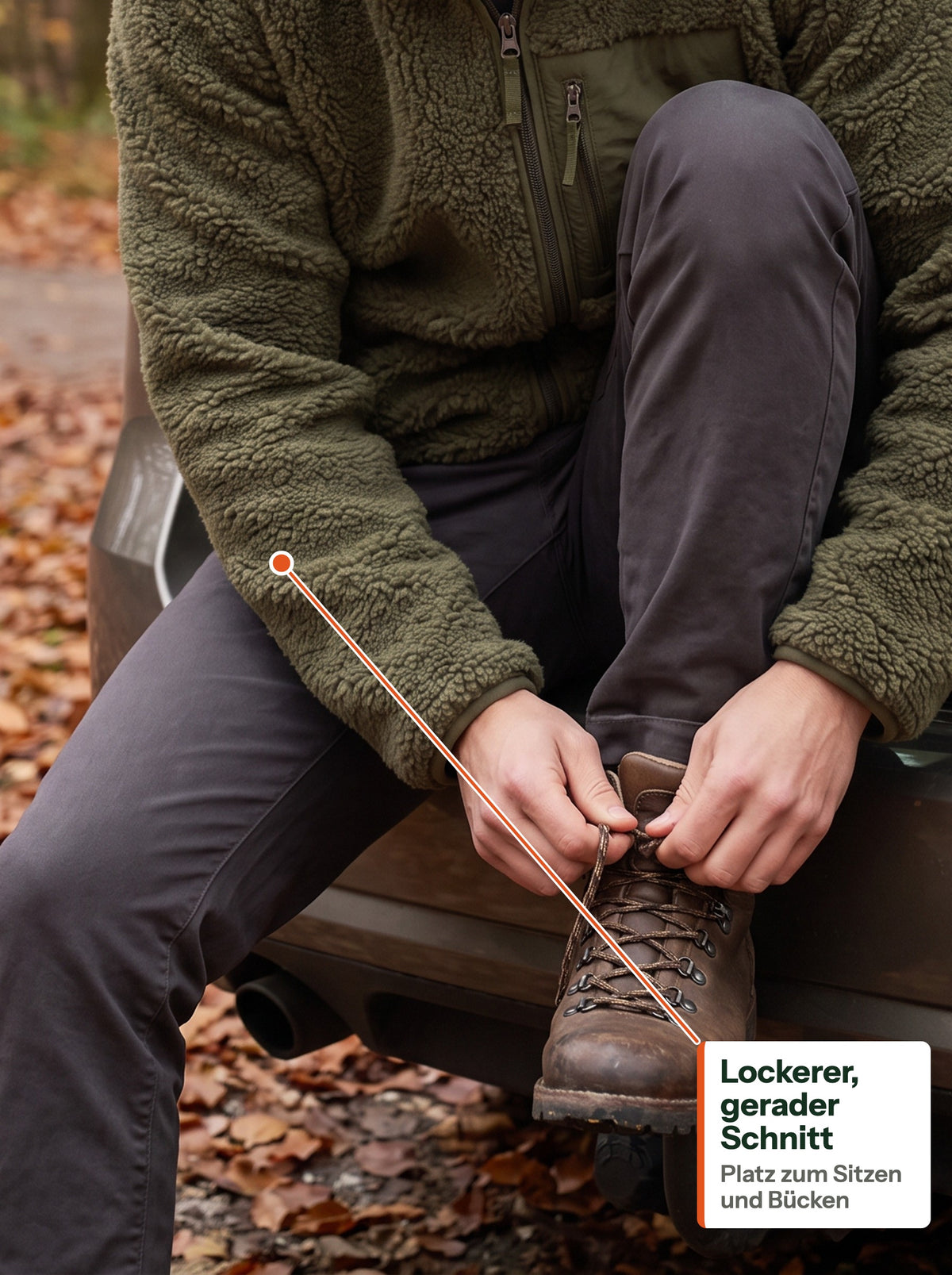 Im Kofferraum sitzend beim Schnüren der Stiefel, in der grünen Teddyjacke (DE label)
