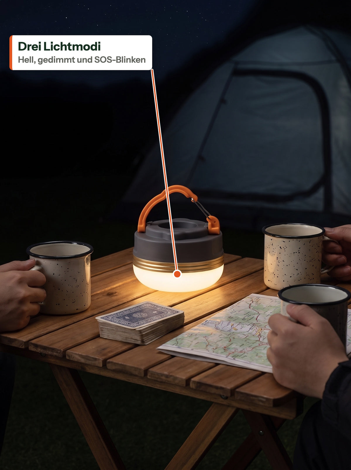 Campinglampe gedimmt auf einem Campingtisch bei Nacht (DE Label)