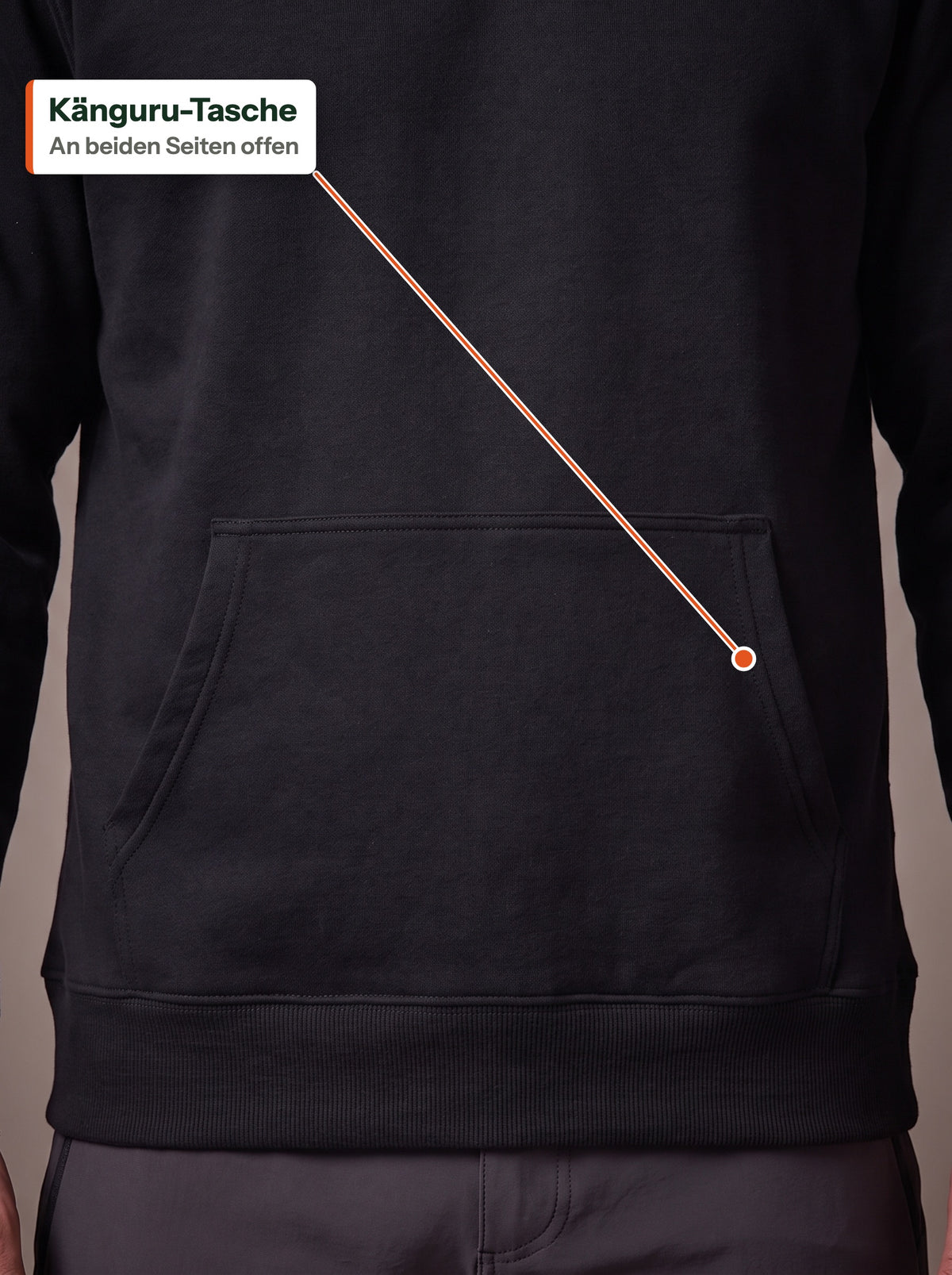 Vorderseite des schwarzen Fleece Hoodie mit Känguru-Tasche, an beiden Seiten offen, über dem Rippbund