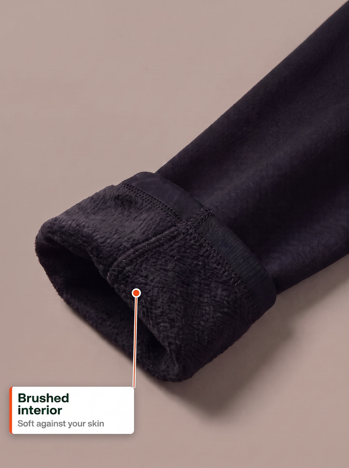 Brushed interior of the thermal leggings – soft fabric close-up