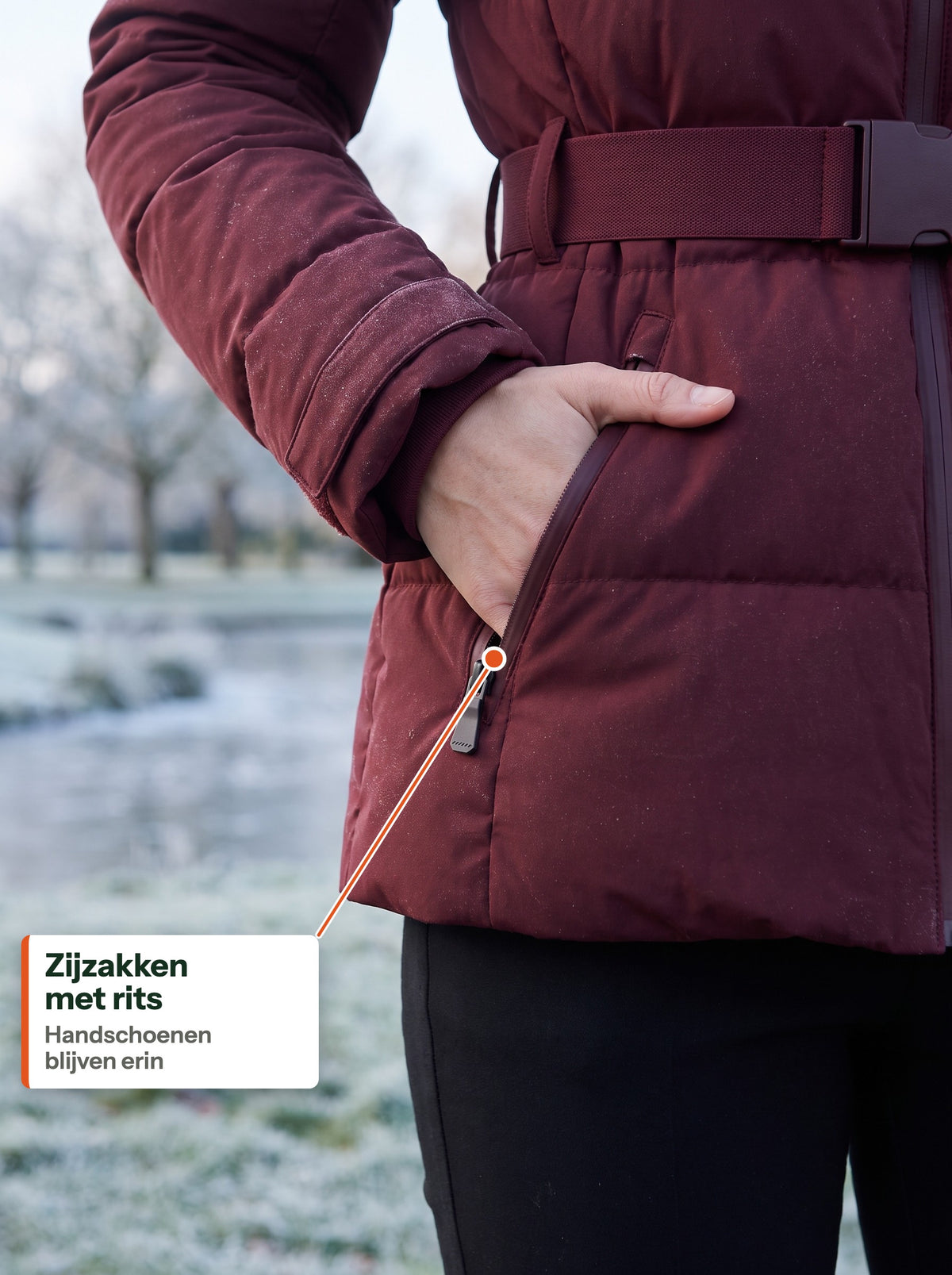 Hand in de zijzak met rits van de bordeauxrode jas (NL label)