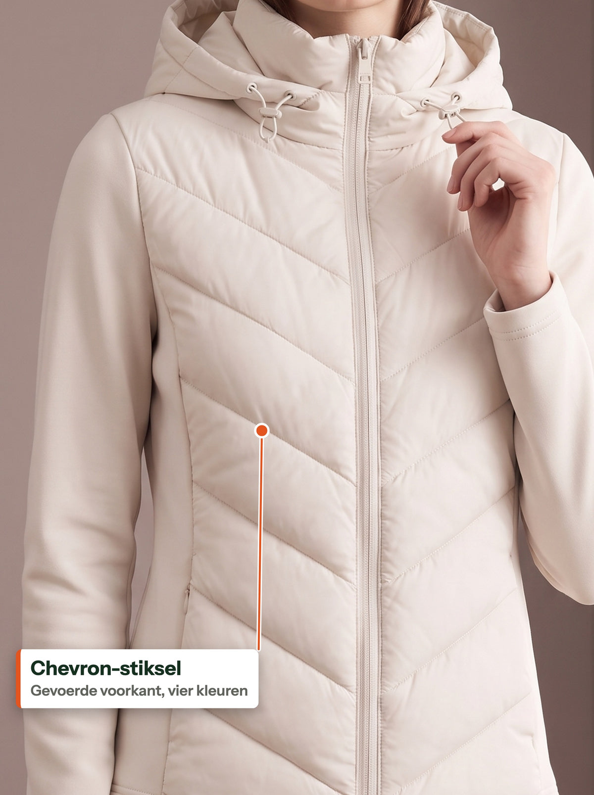 Chevron-stiksel op de gevoerde voorkant van de beige jas (NL label)