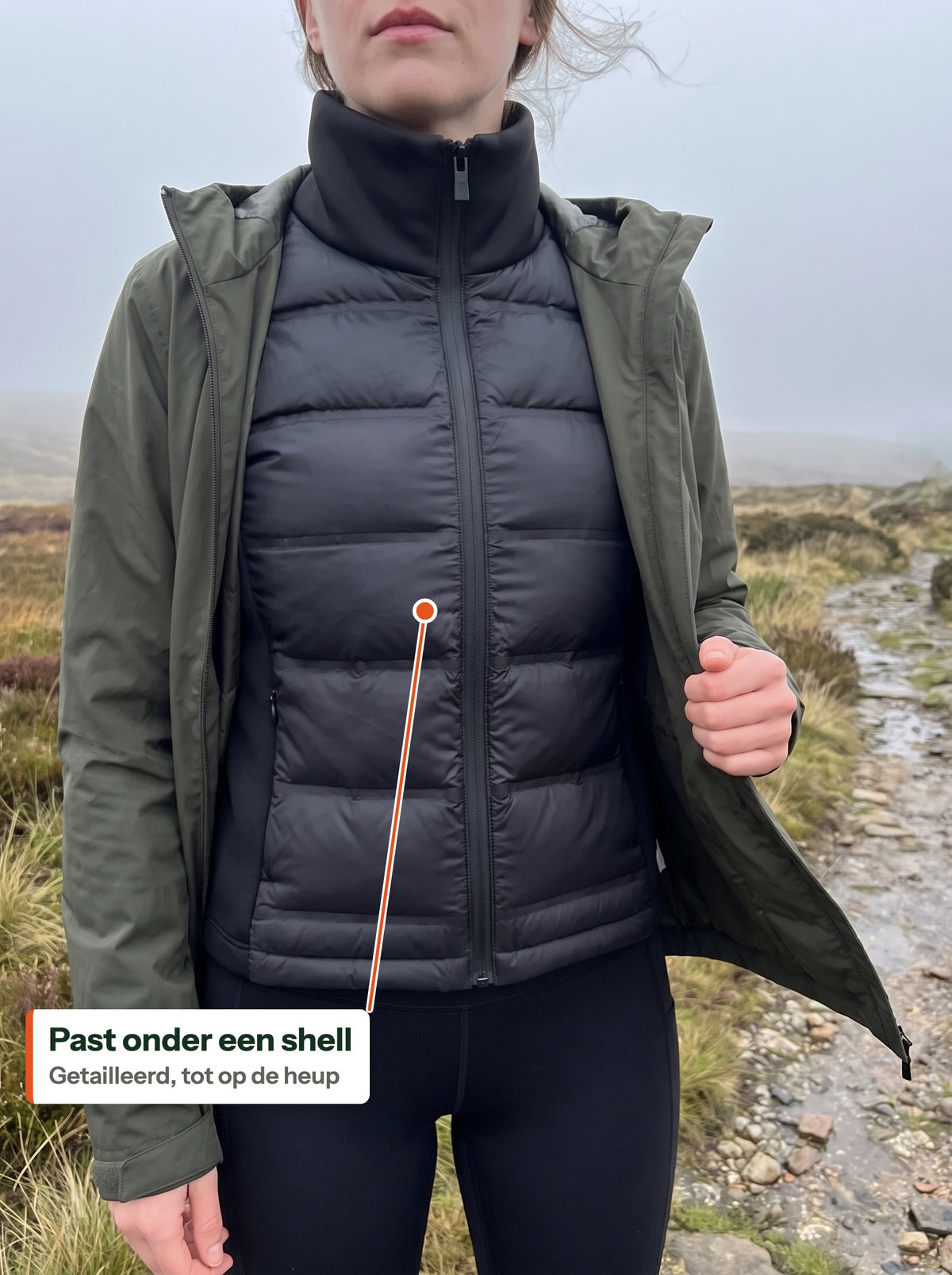 Hybride puffer onder een open regenshell (NL label)