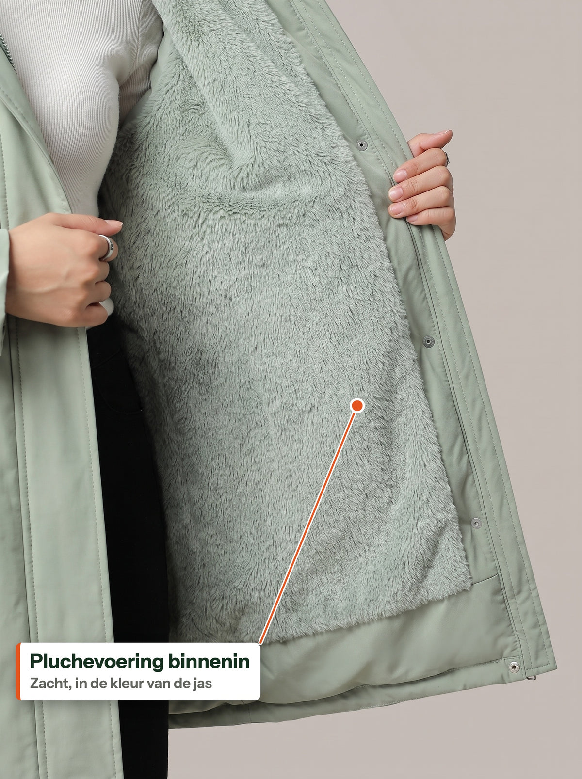 Pluchevoering binnenin de saliegroene parka (NL label)
