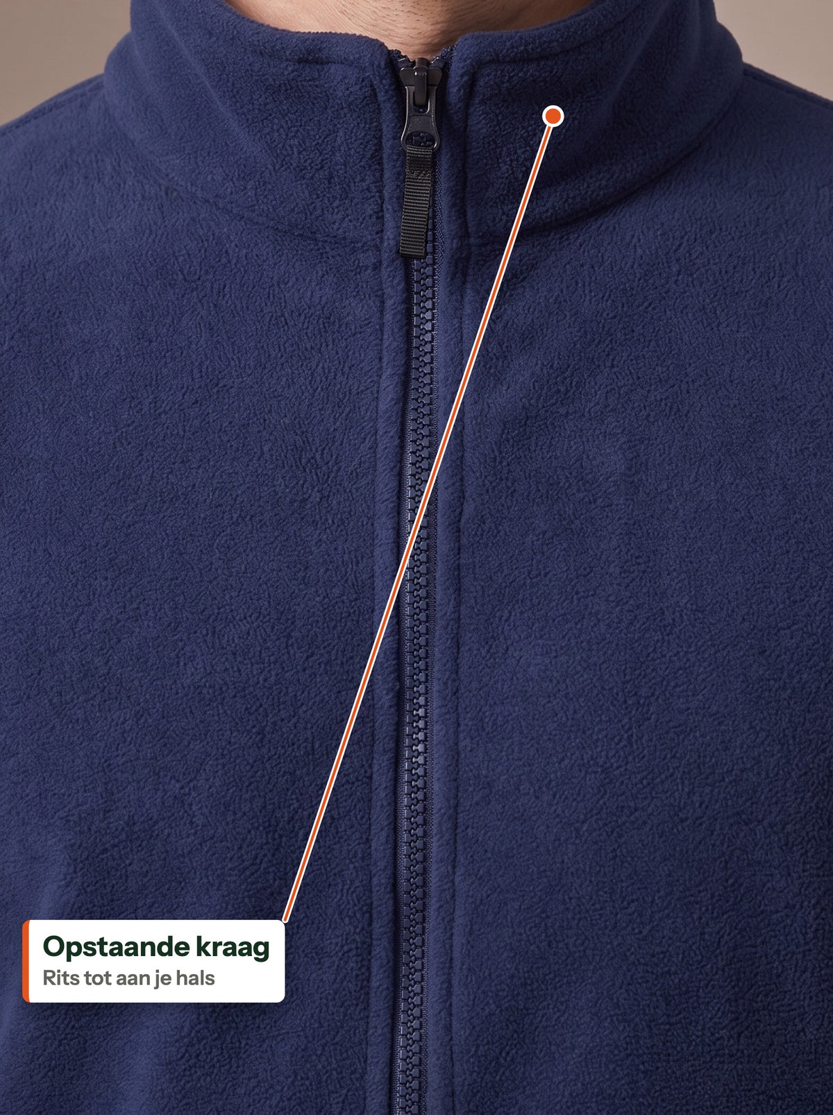 Opstaande kraag van het navy fleece vest, tot de hals dichtgeritst (NL label)