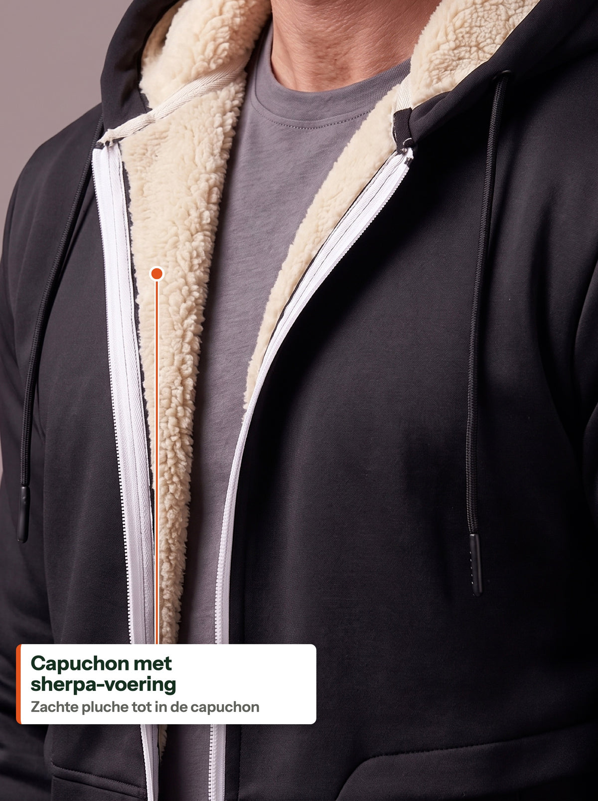 Capuchon met sherpa-voering op de zwarte zip-hoodie