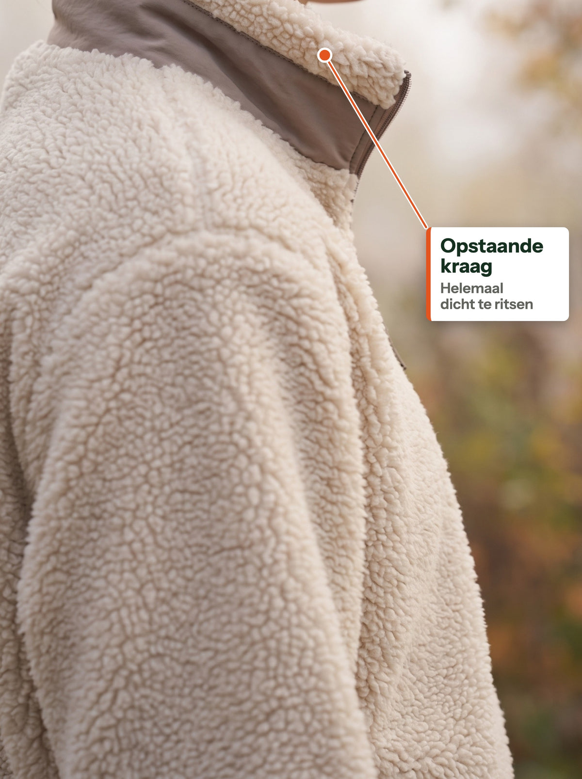 Dichtgeritste opstaande kraag van de beige teddyjas, van opzij (NL label)
