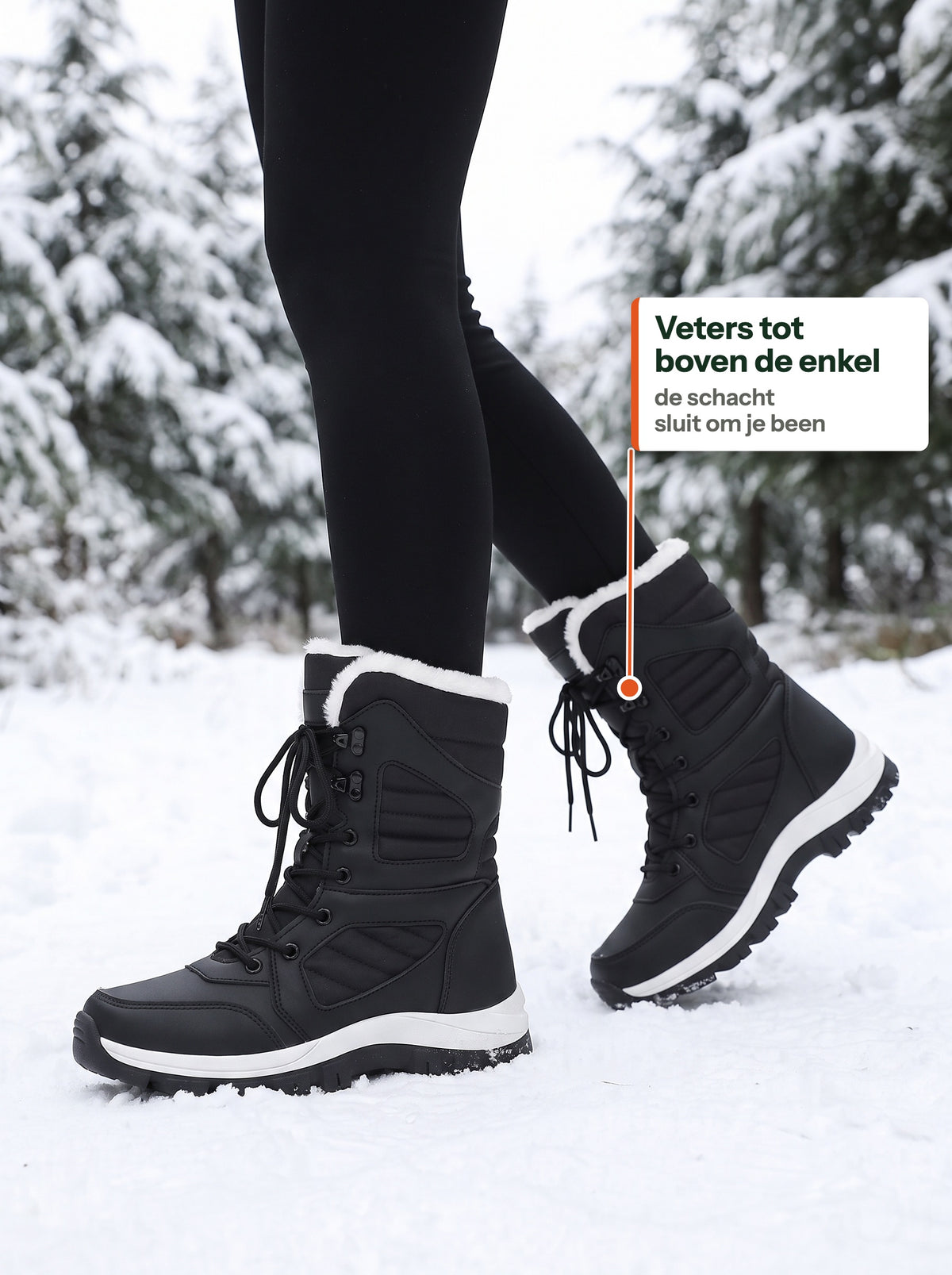 Vrouw op een besneeuwd bospad in de zwarte Trail Snow Boot Women, geveterd tot boven de enkel (NL label)