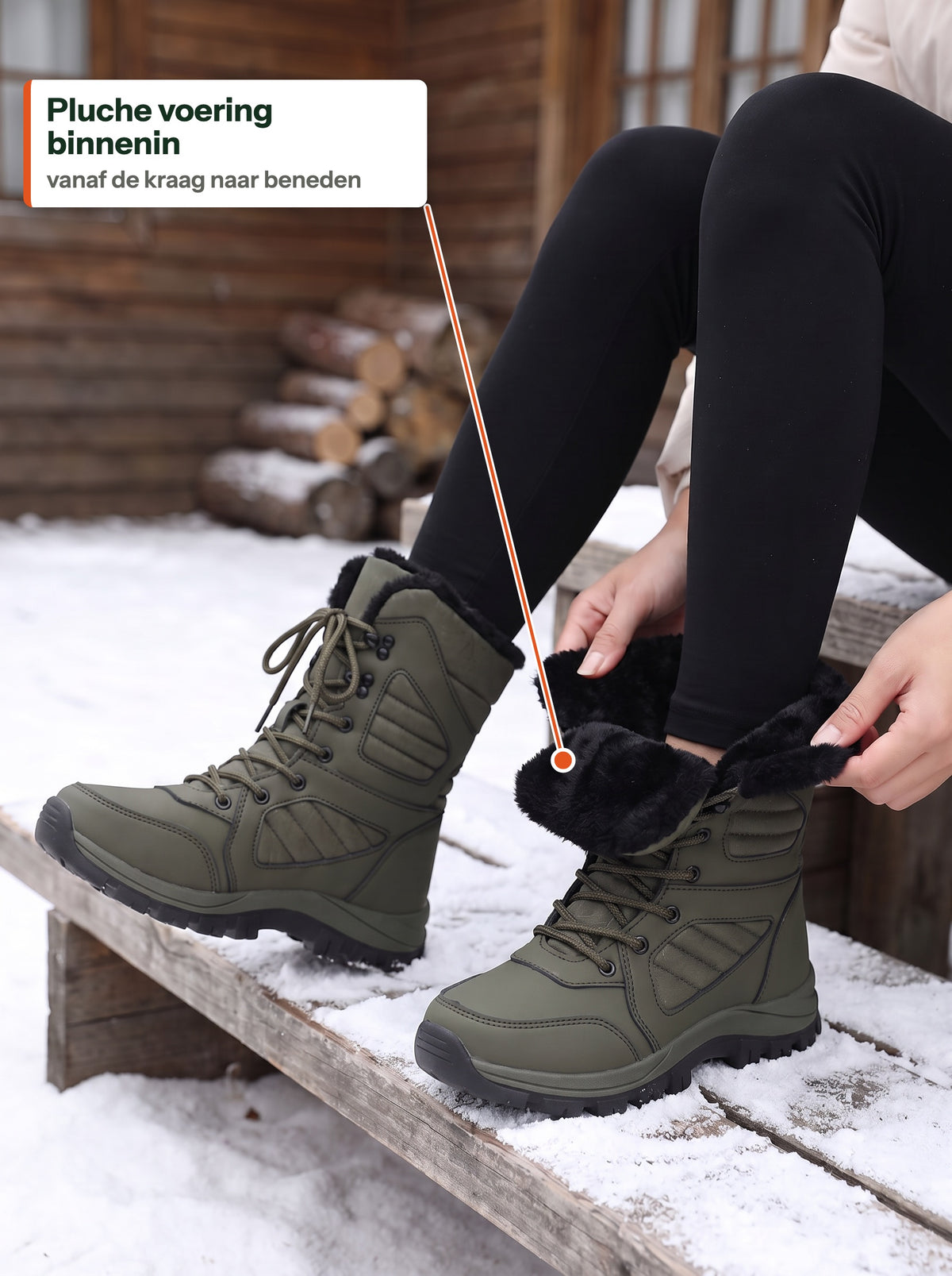 Vrouw op een besneeuwde trede van een hut slaat de kraag van de olijf Trail Snow Boot Women om en toont de zwarte pluche voering (NL label)