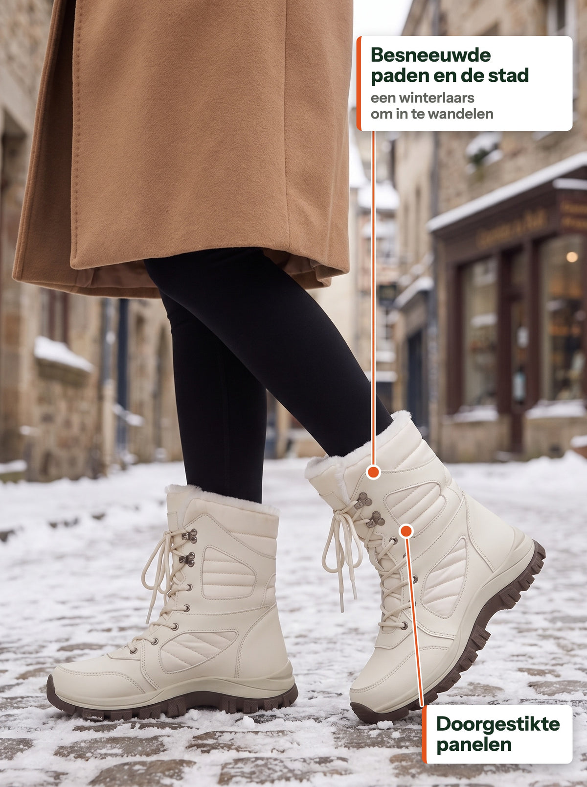 Vrouw loopt over besneeuwde kinderkopjes in een oude binnenstad in de crème Trail Snow Boot Women (NL label)