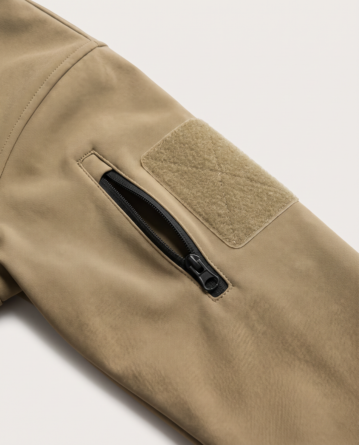 Detailansicht der Ärmeltasche mit Reißverschluss und des leeren Patchfelds
