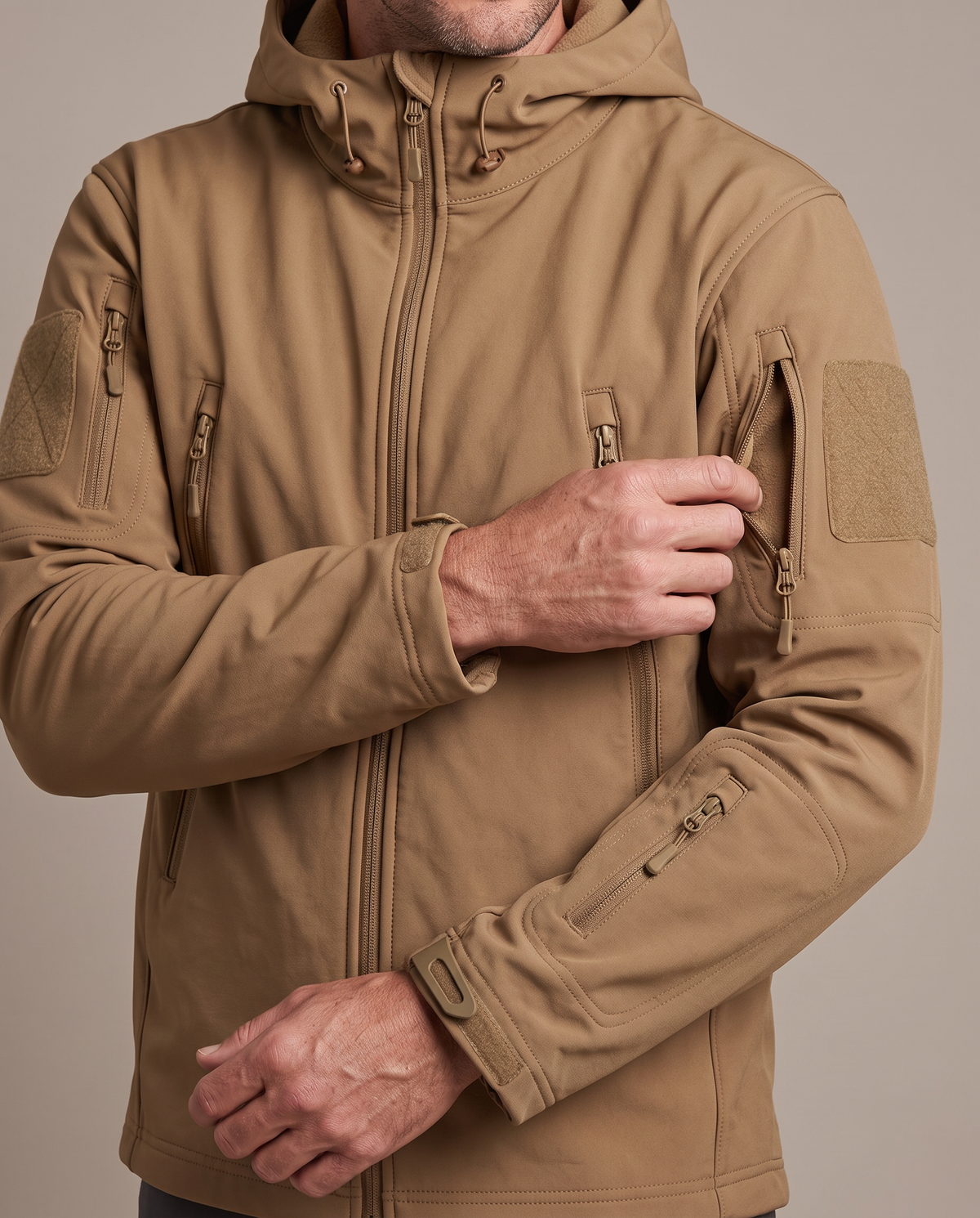 Die Ärmel-, Brust- und Handtaschen der Field Shell